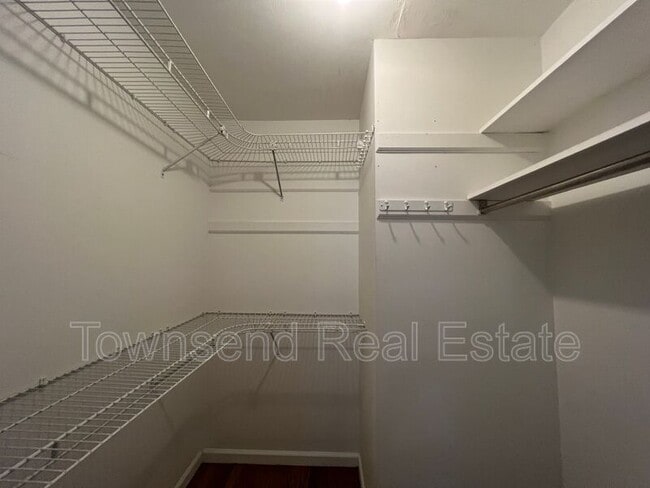 Building Photo - 2814 Mirror Lake Dr