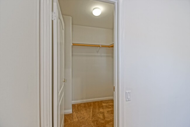 Building Photo - VERY SPACIOUS, BRIGHT & AIRY HOME W/ UNIQU...