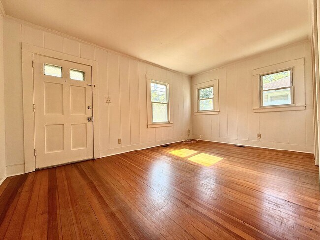 Building Photo - 2 Bedroom 1 Bathroom Home in Durham