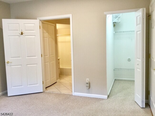 Building Photo - 2112 Clinton Ln