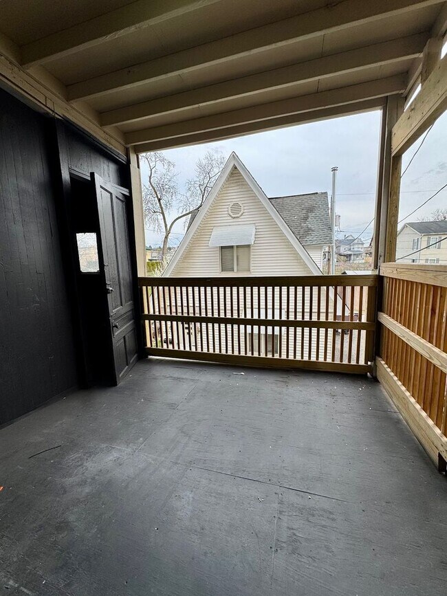 Building Photo - Renovated 3 bed, 1 bath available in Scranton