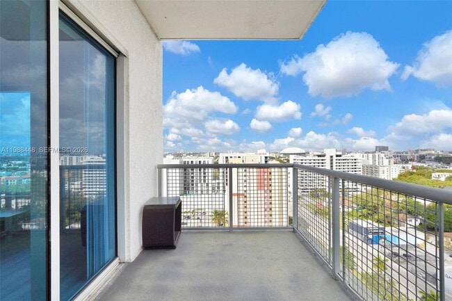 Building Photo - 10 SW South River Dr