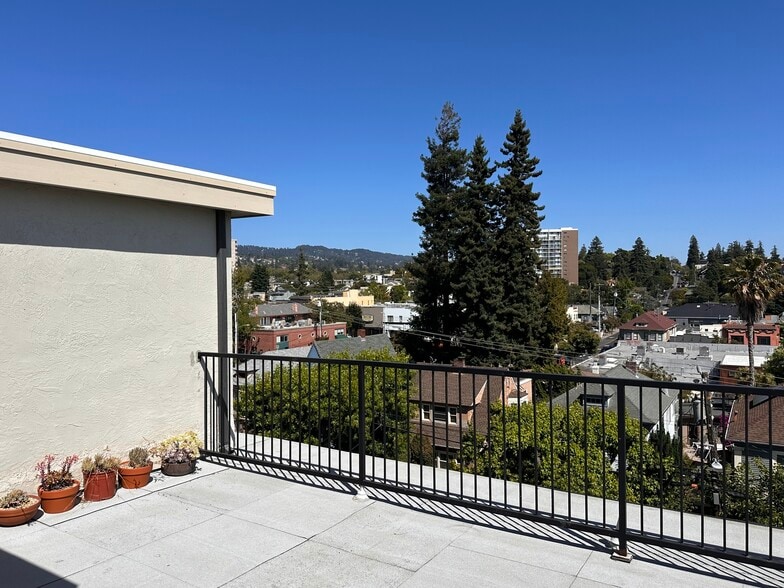 Building Photo - 3877 Howe St