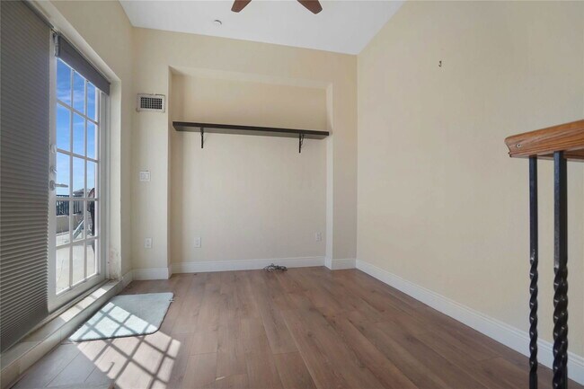 Building Photo - 1033 NE 17th Way
