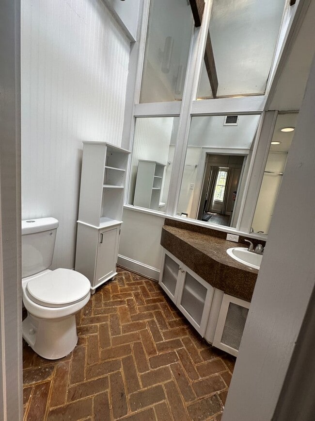 Building Photo - 3 BED | 2.5 BATH | OFF STREET PARKING | PRIVATE BACKYARD | HISTORIC DISTRICT