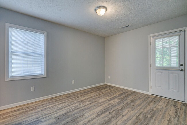 Building Photo - 617 Varsity Dr