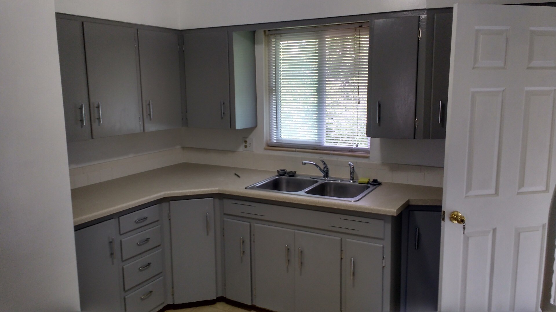 Building Photo - 5665 W Ellsworth Ave