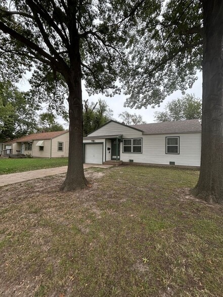 Building Photo - 1902 S Ridgewood Dr