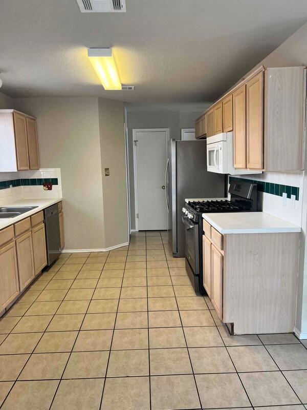 Building Photo - 1000 Laurelleaf Dr