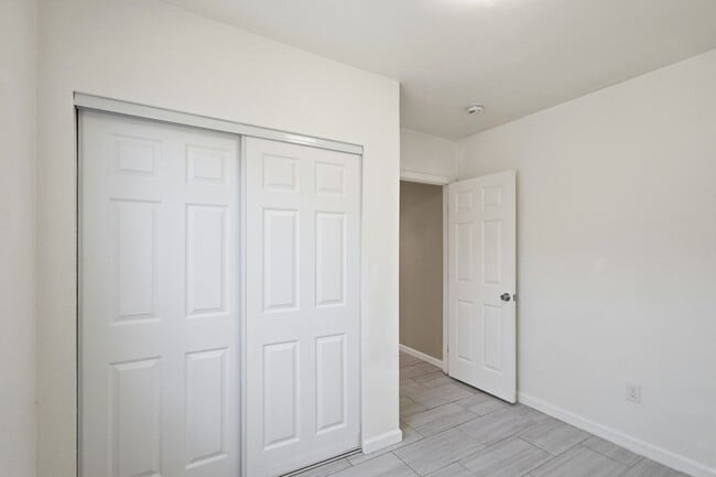 Building Photo - Adorable 2BR Property with Yard