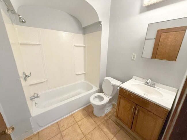 Building Photo - 4 BED 1 BATH SINGLE FAMILY HOME IN CLEVELAND!