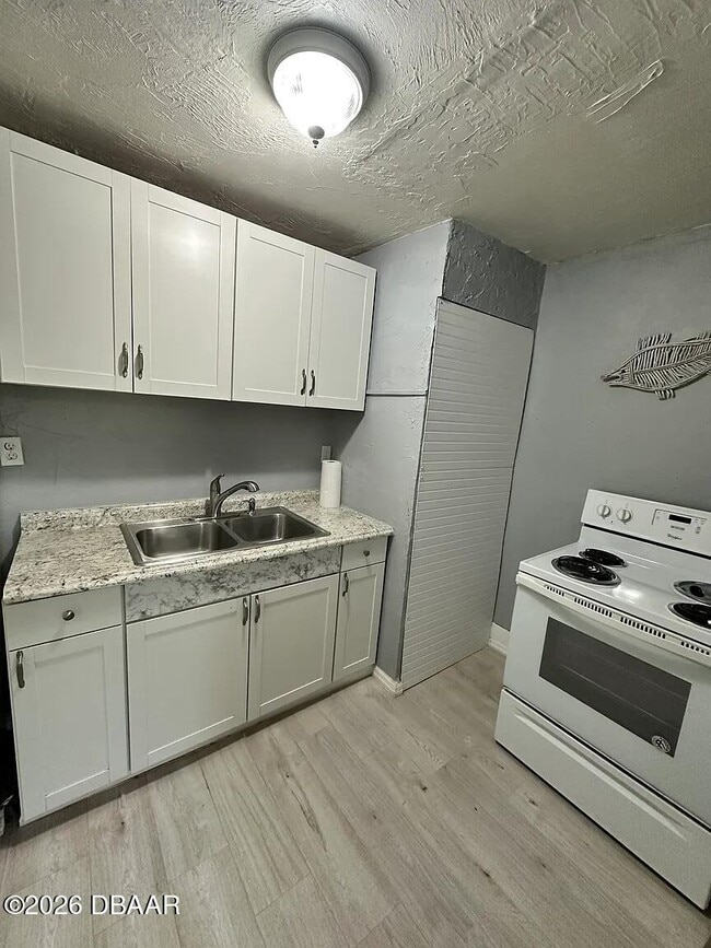 Building Photo - 827 N Oleander Ave