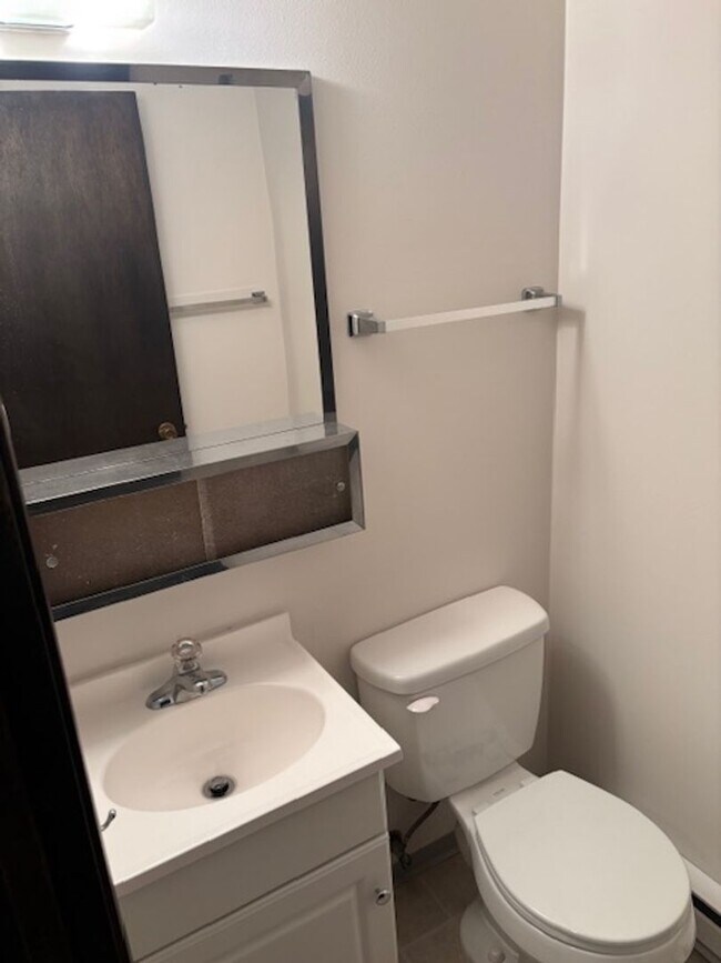 Building Photo - 1005