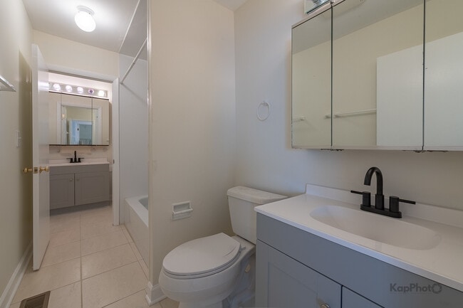 Building Photo - 102 N Waterford Dr