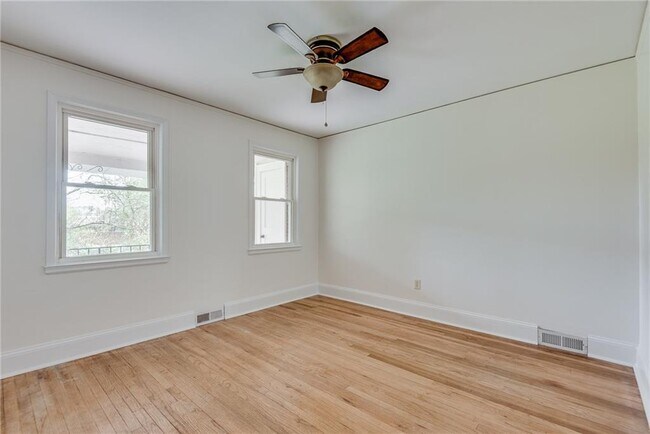 Building Photo - 1287 Eastland Rd SE