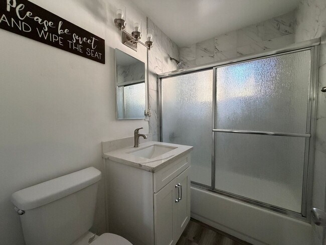 Building Photo - 5034 N Acacia Ave