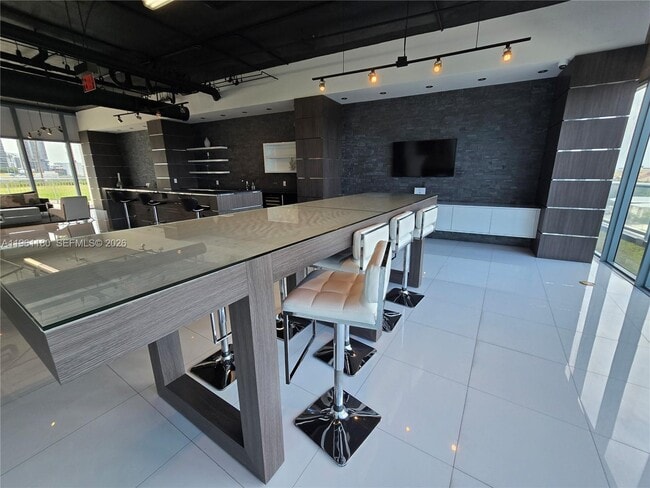 Building Photo - 601 NE 36th St