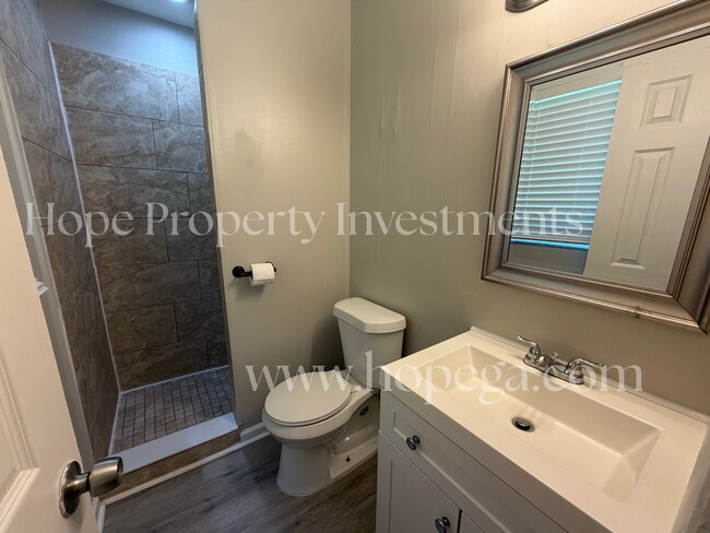 Building Photo - 4 Midland Park Ln