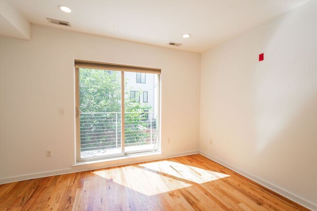 Building Photo - 1642 N Marshall St