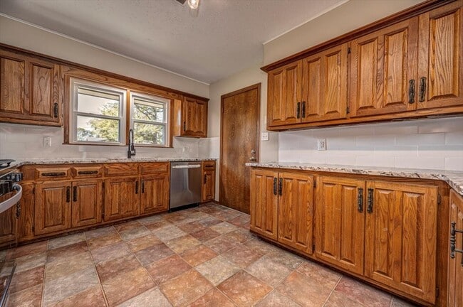 Building Photo - 809 N Ross Ave