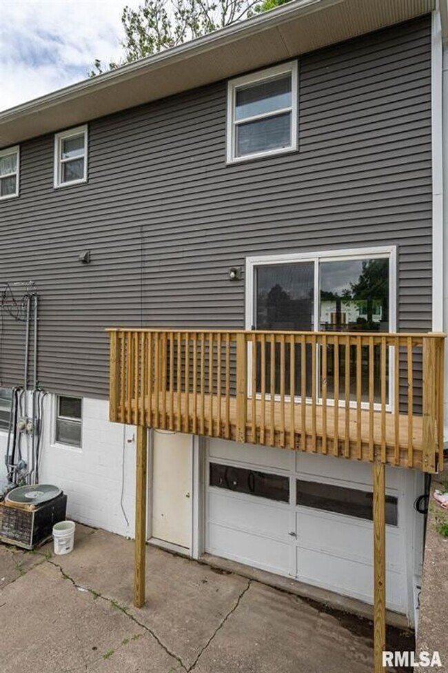 Building Photo - SW 424/426 30th Ave duplex