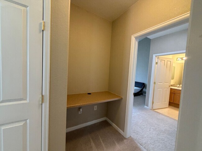 Building Photo - 8456 S Hoyt Way
