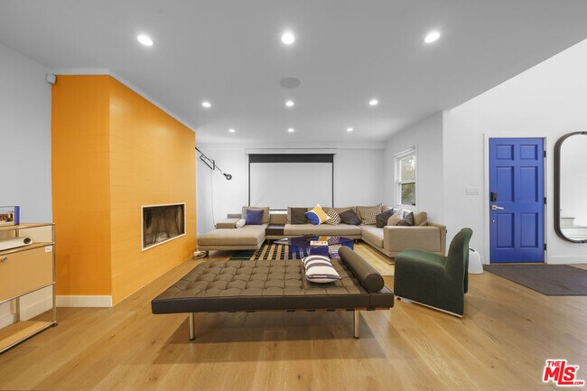 Building Photo - 848 N Las Palmas Ave