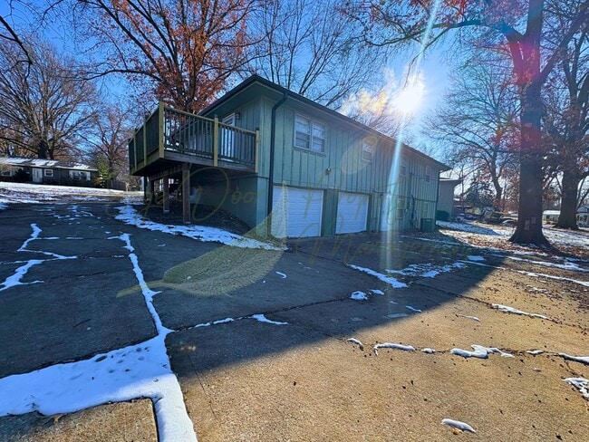 Building Photo - BEAUTIFULLY UPDATED 5 BED/ 3 BATH HOME WITH OVERSIZED GARAGE