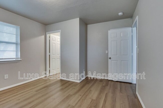 Building Photo - 1005 SW 63rd St