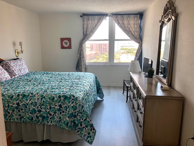 Primary bedroom with king bed - 400 Island Way