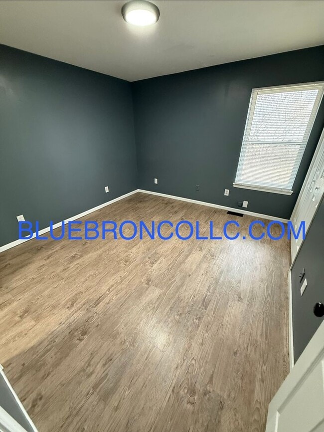 Building Photo - 101 SE Summit Ave