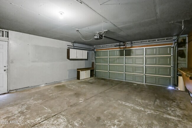 Building Photo - 1622 E St Anne Ave