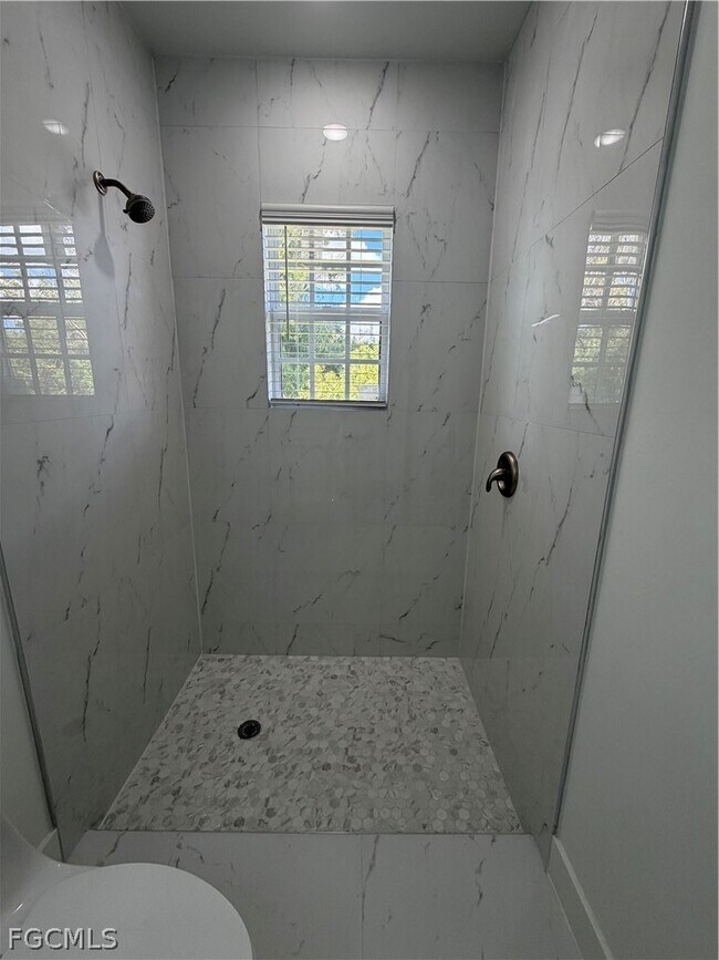 Building Photo - 721 Ivan Ave S