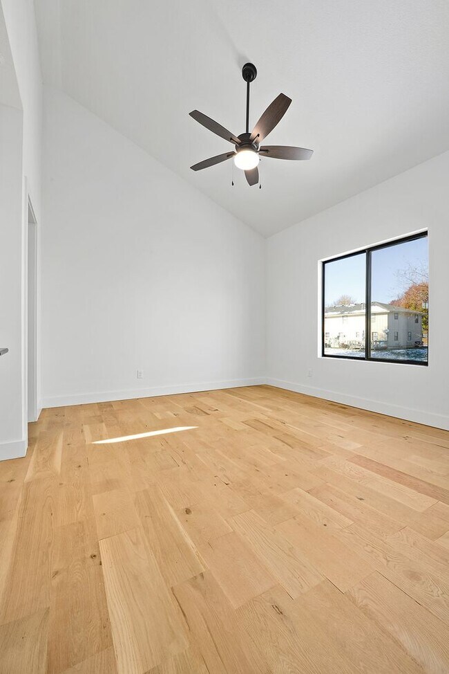 Building Photo - Three Bedroom Twin Villa with Finished Bas...