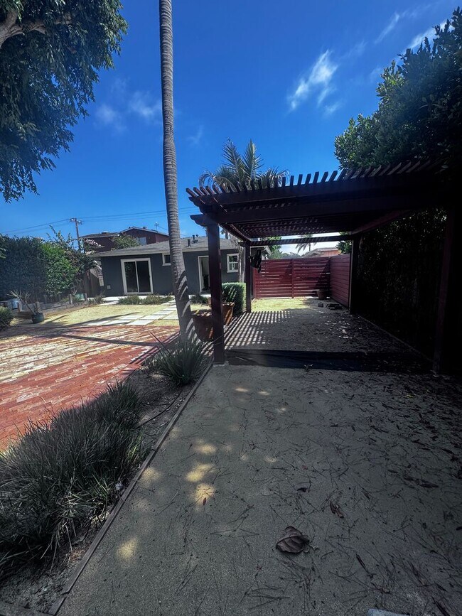 Building Photo - 2413-2415 Santa Ana Ave