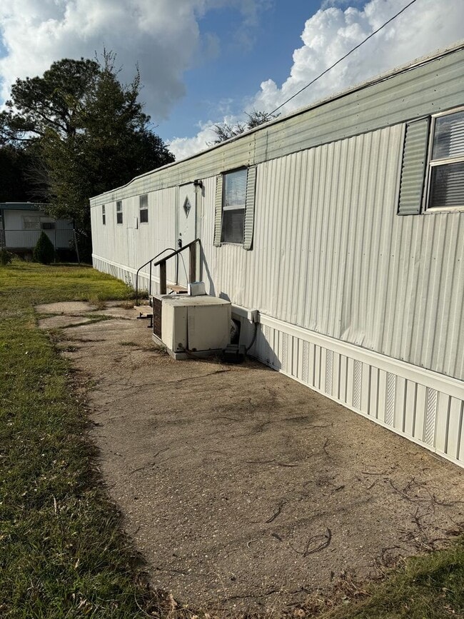 Building Photo - *RENOVATED* 3-Bedroom/ 1-Bath Mobile Home $1300/ mo.