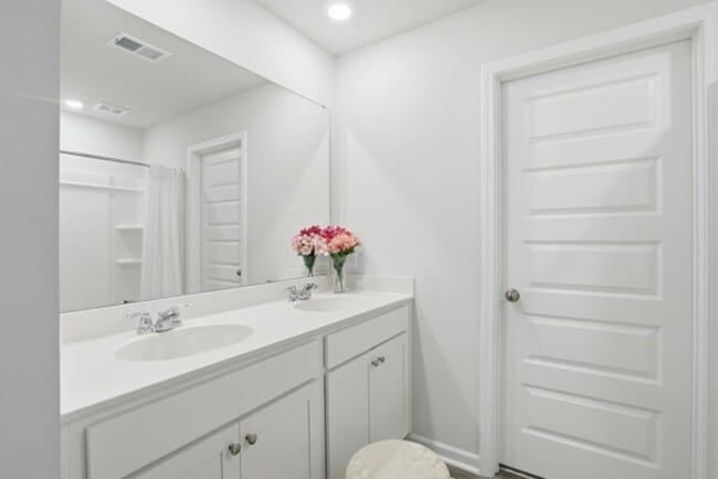 Building Photo - New Hampstead Beauty