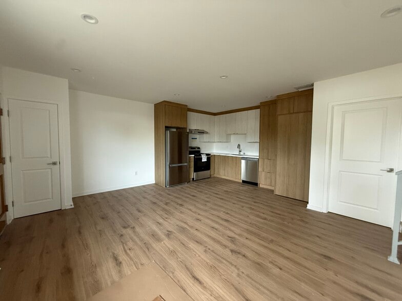 Open floor concept - 6259 Riverton Ave