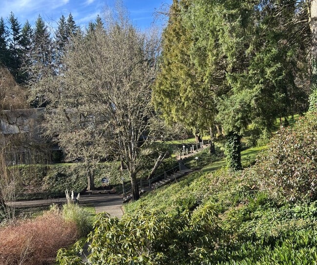 Building Photo - 2 Bed / 1.5 60-01 Redmond Townhouse $2,695/mo