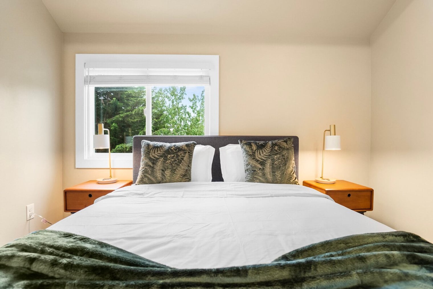 Building Photo - 914 16th Ave