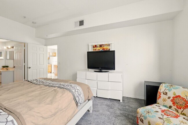 Building Photo - Charming and Spacious 4-Bedroom, 3-Bathroom Fully Furnished Townhome  in the Sought-After Venetia...