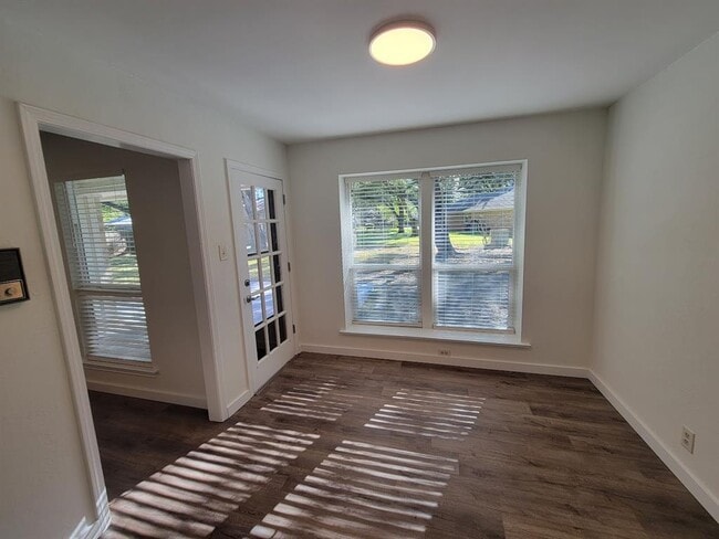 Building Photo - 10403 Pinehurst Dr