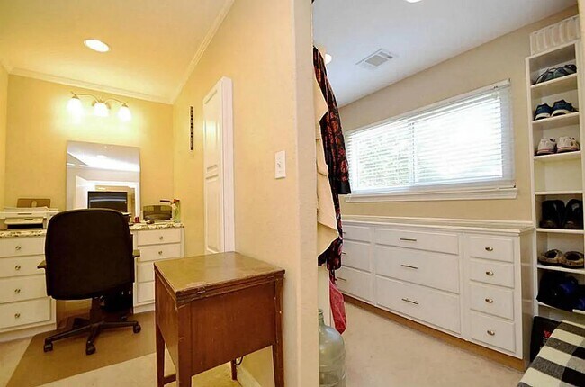 Building Photo - 3202 Bayou Dr
