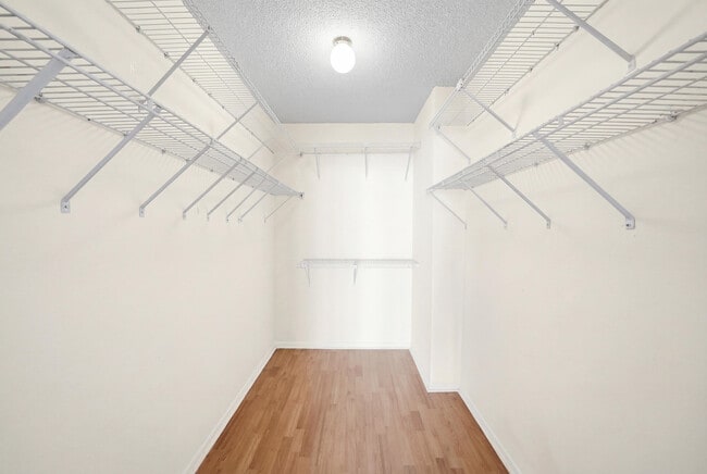 Building Photo - 1000 Parkview Dr