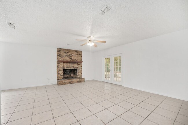 Building Photo - Spacious 3-Bedroom Home with Fireplace, Split Floor Plan & Screened Lanai in Southeast Ocala!