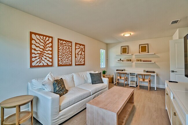 Building Photo - 3 MONTHS FREE RENT! 3/2 in Hawthorne