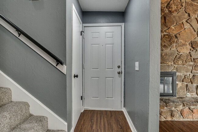 Building Photo - 4106 Mason Dr