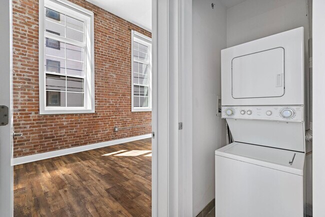 Building Photo - 6200 Hudson Ave