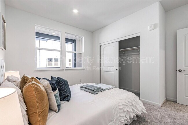 Building Photo - 379 Lundy Pl