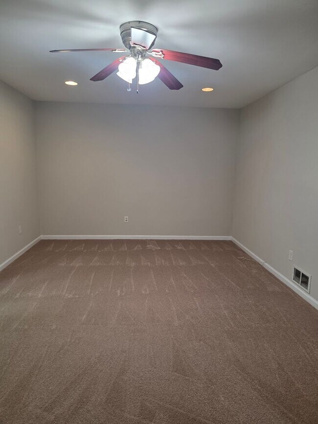 Building Photo - Twin Home in Saddlebrook